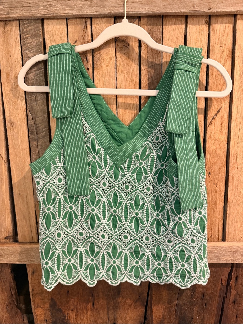 entro Green Lace V-Neck Tie-Strap Camisole - Picture 2 of 5
